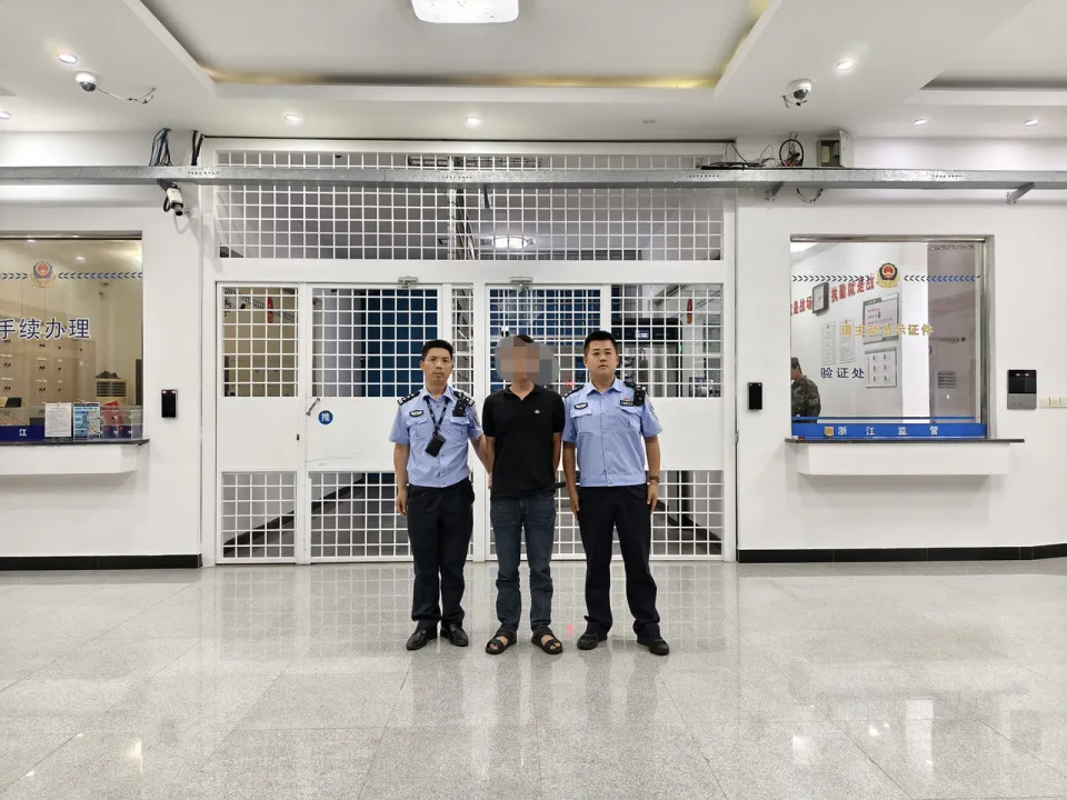 男子喝3斤白酒开“智驾”上高速睡着 辩称自动驾驶不算开车